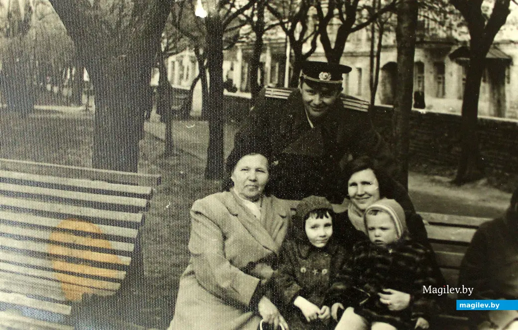 На прогулке в Комсомольском сквере Могилева.