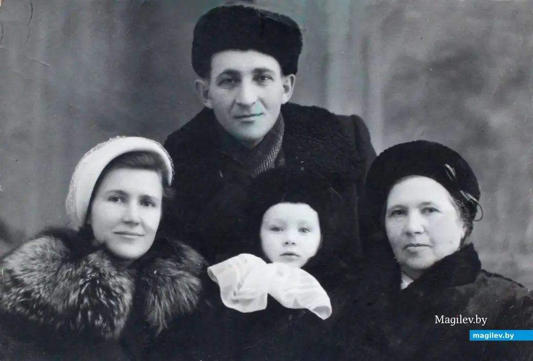 Альбомное семейное фото с женой, ее мамой и сыном. Фото конца 50-х прошлого века.