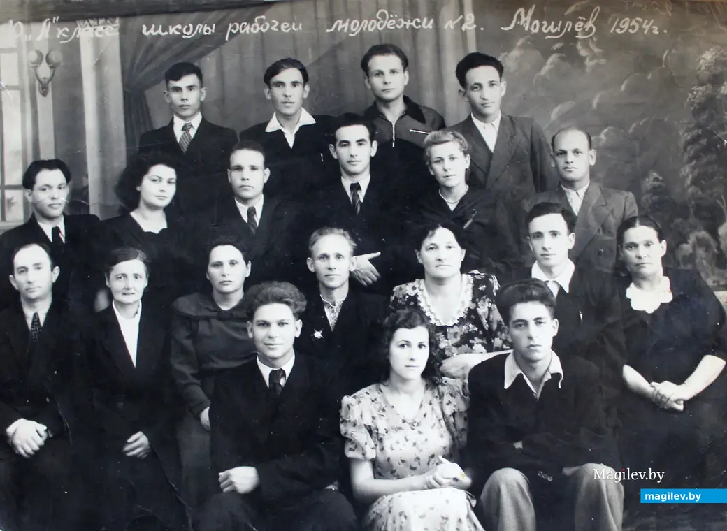 Школа рабочей молодежи. Могилев. 1954 год. Генрих Берович крайний справа в верхнем ряду.