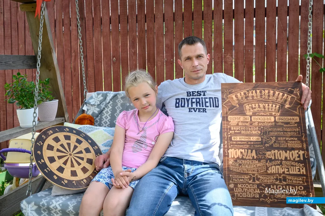 30.05.2023. Бобруйск. Сергей Ковалевский занимается пирографией. На фото он с дочерью Дашей,