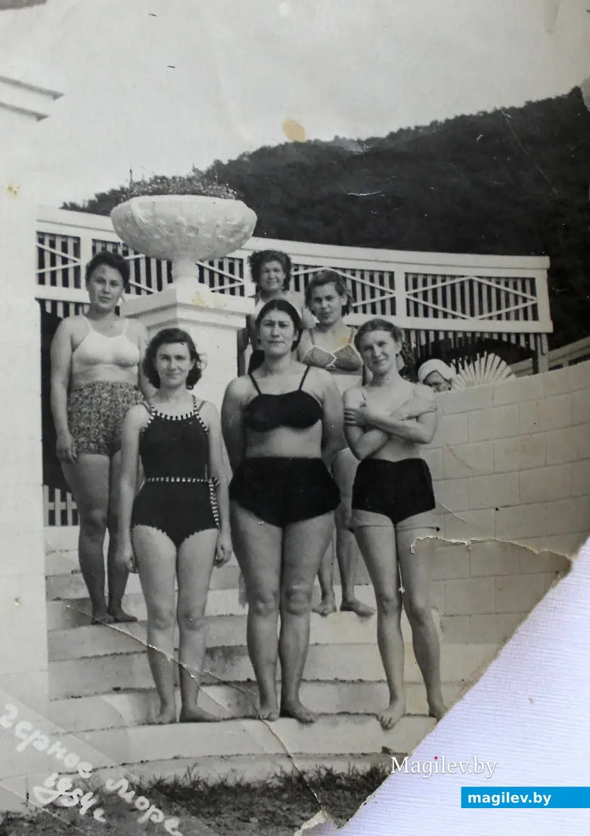 Отдых на море. Кима Яковлевна слева первая в нижнем ряду. 1954 год.