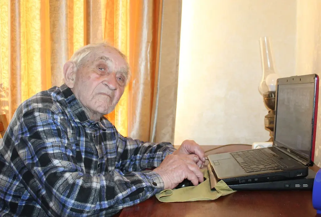 Генрих Берович Иофин играет в карты. Могилев. Май 2023 года.