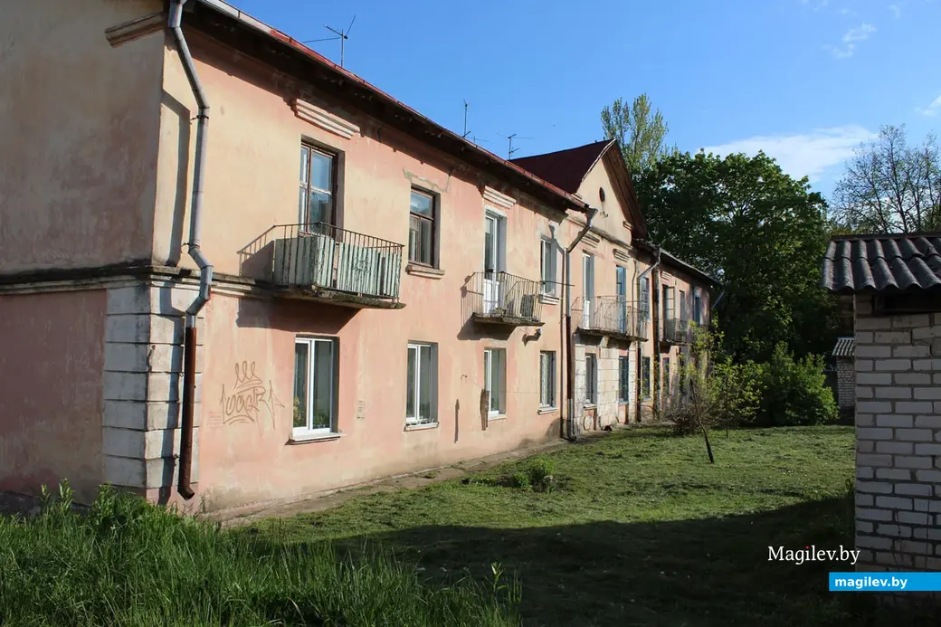 Дом №3 на Менжинского и его сараи, которые все еще стоят.