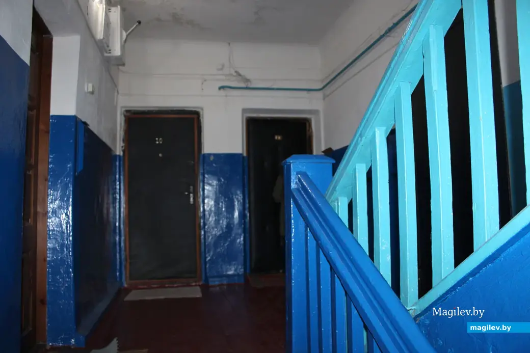 Подъезд дома №3 по улице Менжинского, частично отремонтированный к 9 мая 2023 года.