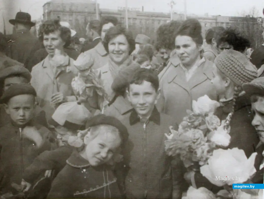 Могилев. Кимя Яковлевна с детьми на демонстрации. Начало 70-х прошлого века.