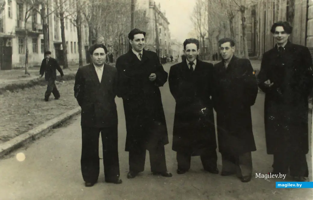 Могилев. Генрих Берович в центре.
