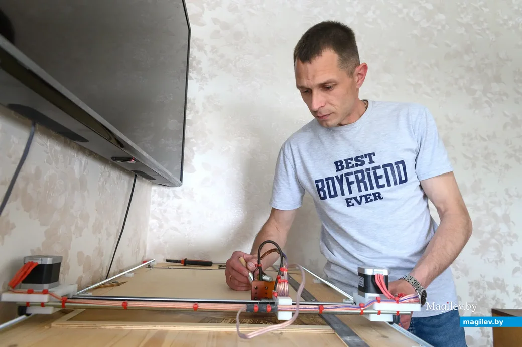 30.05.2023. Бобруйск. Сергей Ковалевский занимается пирографией.
