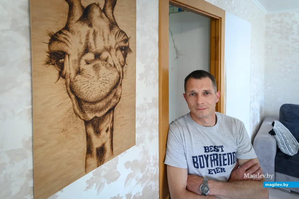 30.05.2023. Бобруйск. Сергей Ковалевский занимается пирографией.