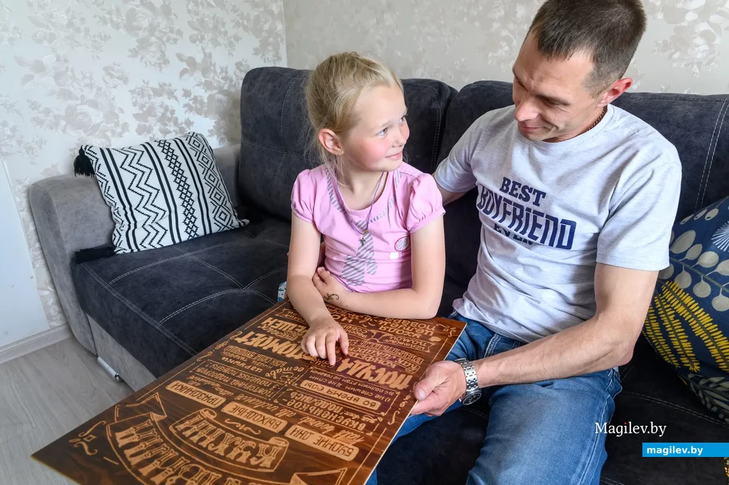 30.05.2023. Бобруйск. Сергей Ковалевский занимается пирографией. На фото он с дочерью Дашей.