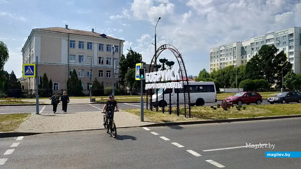 2 июня 2023 года. Въезд в Бобруйск украсила декоративная арка.