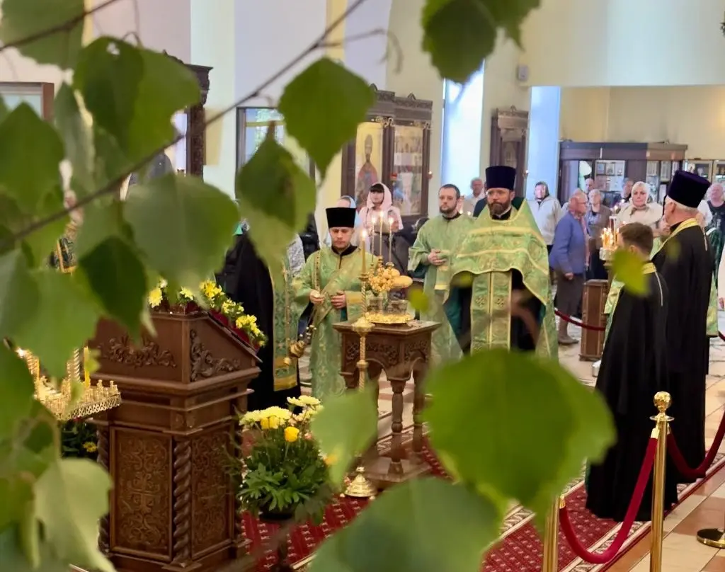 Вечернее богослужение в Никольском кафедральном соборе в канун праздника Пятидесятницы. Фото: bobreparhiya.by.