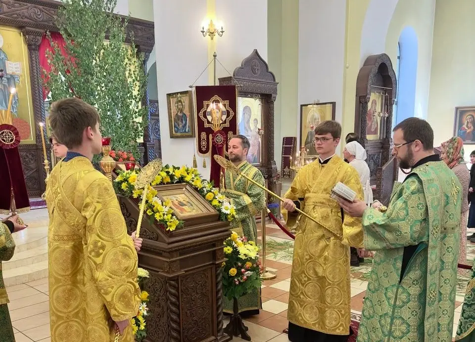 Вечернее богослужение в Никольском кафедральном соборе в канун праздника Пятидесятницы. Фото: bobreparhiya.by.