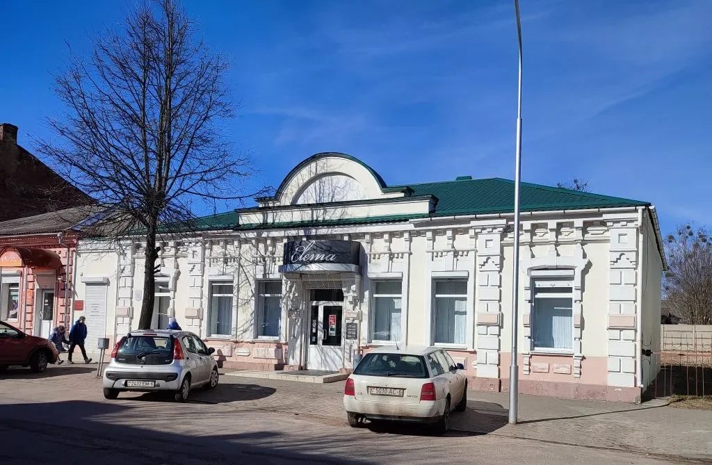 Здание по адресу Комсомольская, 34 в Бобруйске. Теперь здесь размещается магазин одежды «