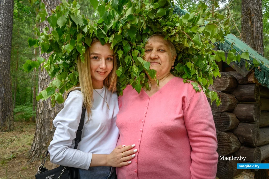04.06.2023. Петровичи, Бобруйский район. Ольга Федоровна Гайшун со внучкой Алиной Гайшун.Троица в