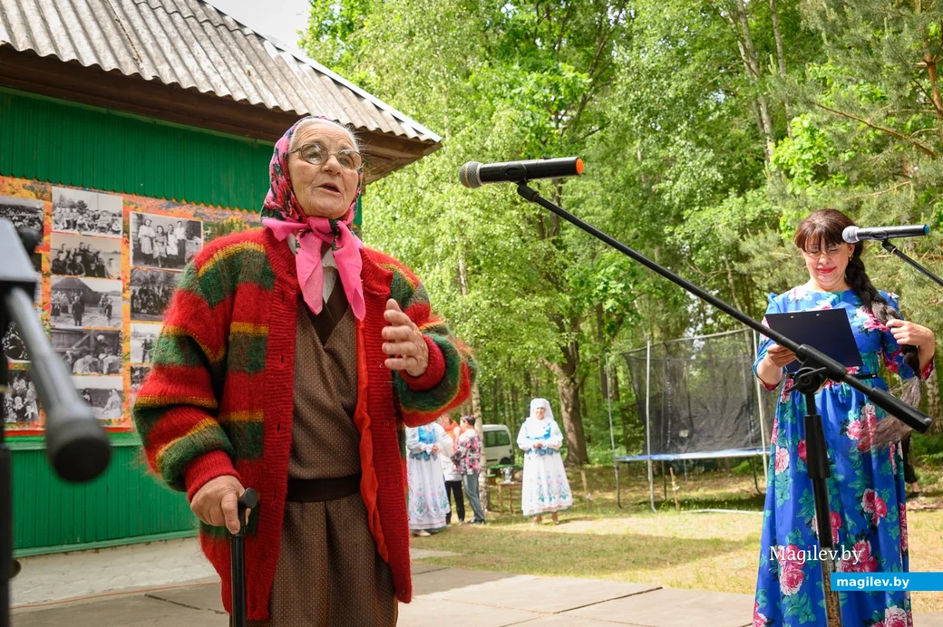 04.06.2023. Петровичи, Бобруйский район. Надежда Федоровна Гайшун поет частушки. Троица в