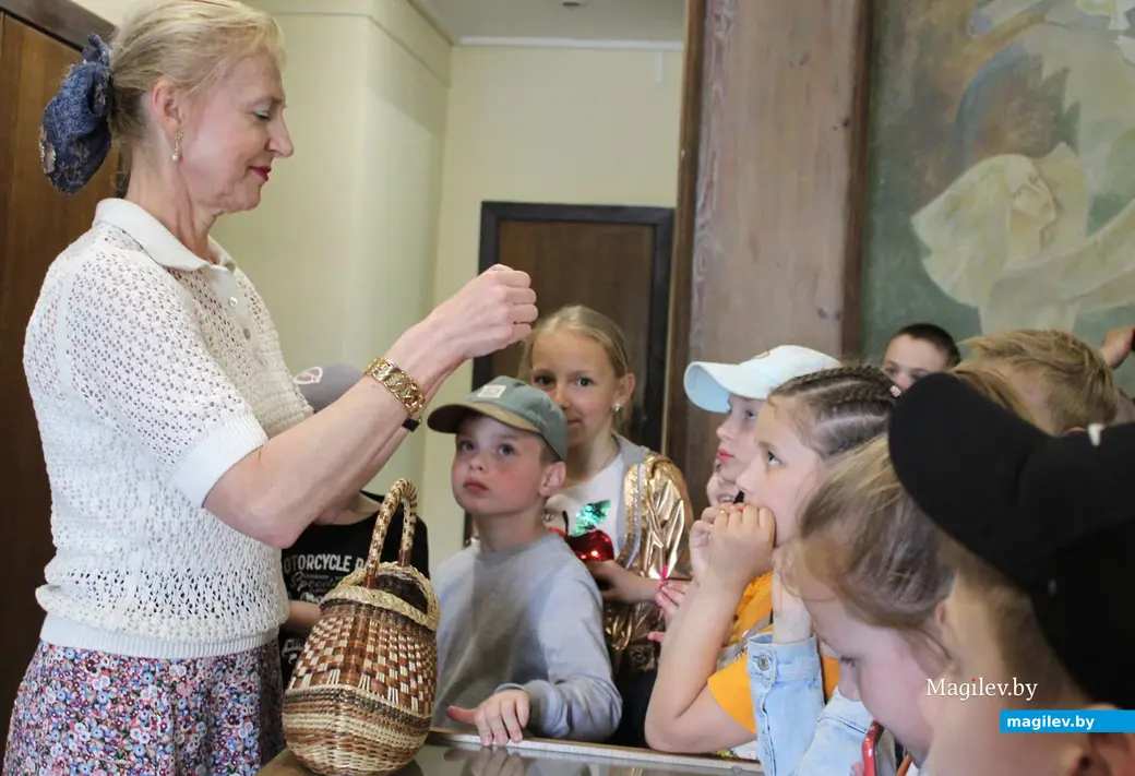 Вторая часть презентации выставки – игровая программа. Выставка работ могилевского фотографа Николая Коржова в музее этнографии Могилева. 1 июня 2023 года.