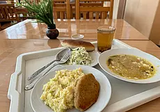 «Проходите, не стесняйтесь, пирожки у нас вкусные»: обед в столовой архитектурно-строительного колледжа за 5 рублей