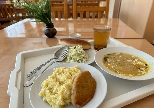 «Проходите, не стесняйтесь, пирожки у нас вкусные»: обед в столовой архитектурно-строительного колледжа за 5 рублей