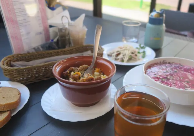 Свинина жесткая, зато официант нежный: как мы пообедали в «Корчме на Шкловском базаре» в центре Могилева