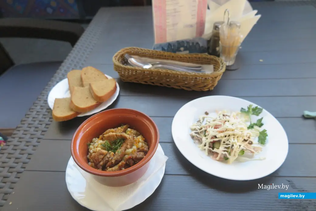 Июнь 2023 г. Могилев, уличная терраса «Корчмы на Шкловском базаре». На фото все блюда не вместились.