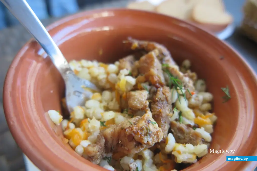 Июнь 2023 г. Могилев, уличная терраса «Корчмы на Шкловском базаре». Вот эта каша с жесткой свининой.