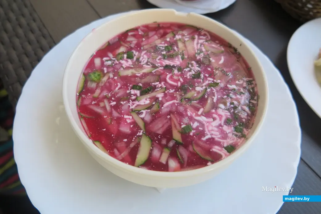 Июнь 2023 г. Могилев, уличная терраса «Корчмы на Шкловском базаре». М...м...м... В жару - идеальное блюдо.