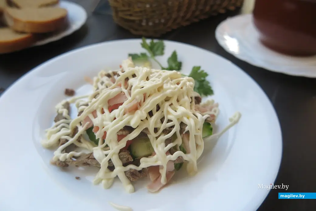 Июнь 2023 г. Могилев, уличная терраса «Корчмы на Шкловском базаре». Салат «Папарать-кветка».