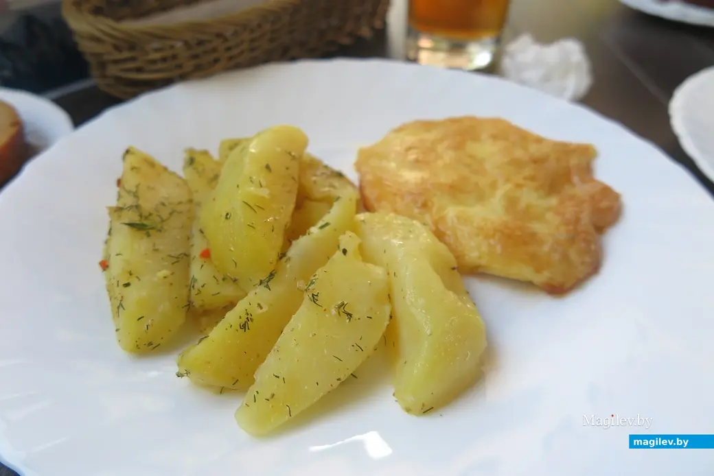 Июнь 2023 г. Могилев, уличная терраса «Корчмы на Шкловском базаре». Вот мое блюдо, которое, в итоге, слопала доченька.