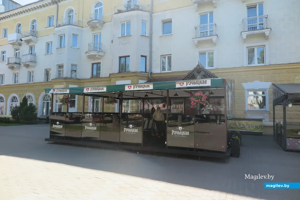 Июнь 2023 г. Могилев. Так выглядит уличная терраса «Корчмы на Шкловском базаре».