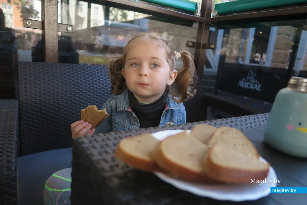 Июнь 2023 г. Могилев, уличная терраса «Корчмы на Шкловском базаре». Для этой малышки официант подогрел сок. Спасибо!