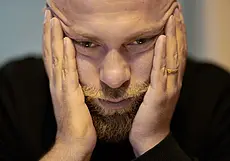 Как помочь мужу пережить смерть сестры? Спросили у психолога
