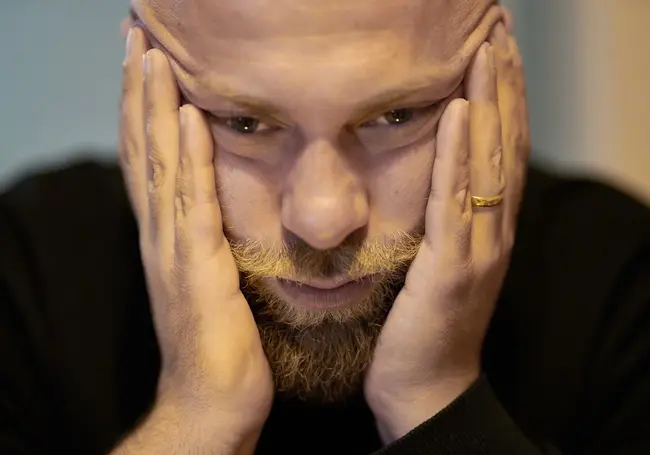 Как помочь мужу пережить смерть сестры? Спросили у психолога