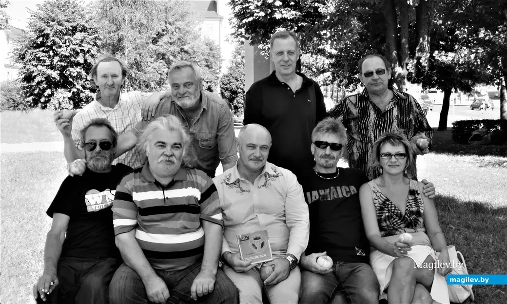 Одна из первых робких попыток собрать на лавочках возле «Чырвонай Зоркi» старую гвардию. Могилев, 2011 год.