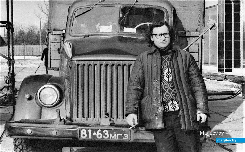 Гена Хак у входа в достраивающуюся гостиницу «Могилев». До ее открытия остается совсем немного. Могилев, весна, 1972 г.