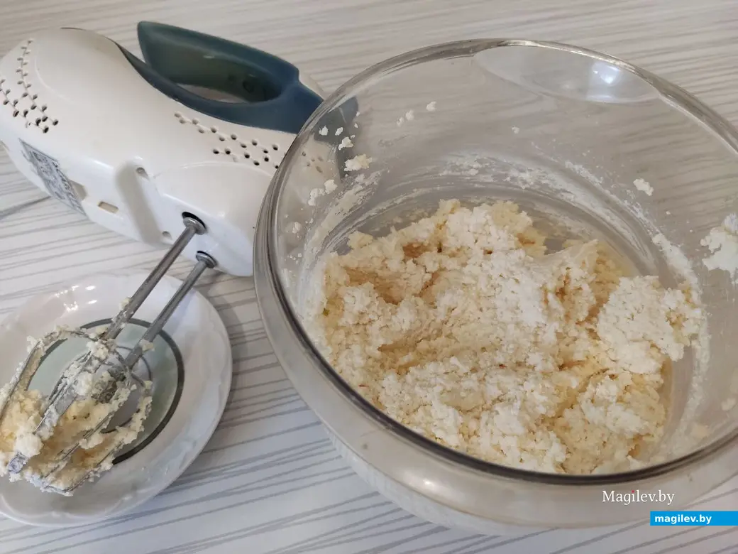 Творожную массу взбить миксером до однородной консистенции