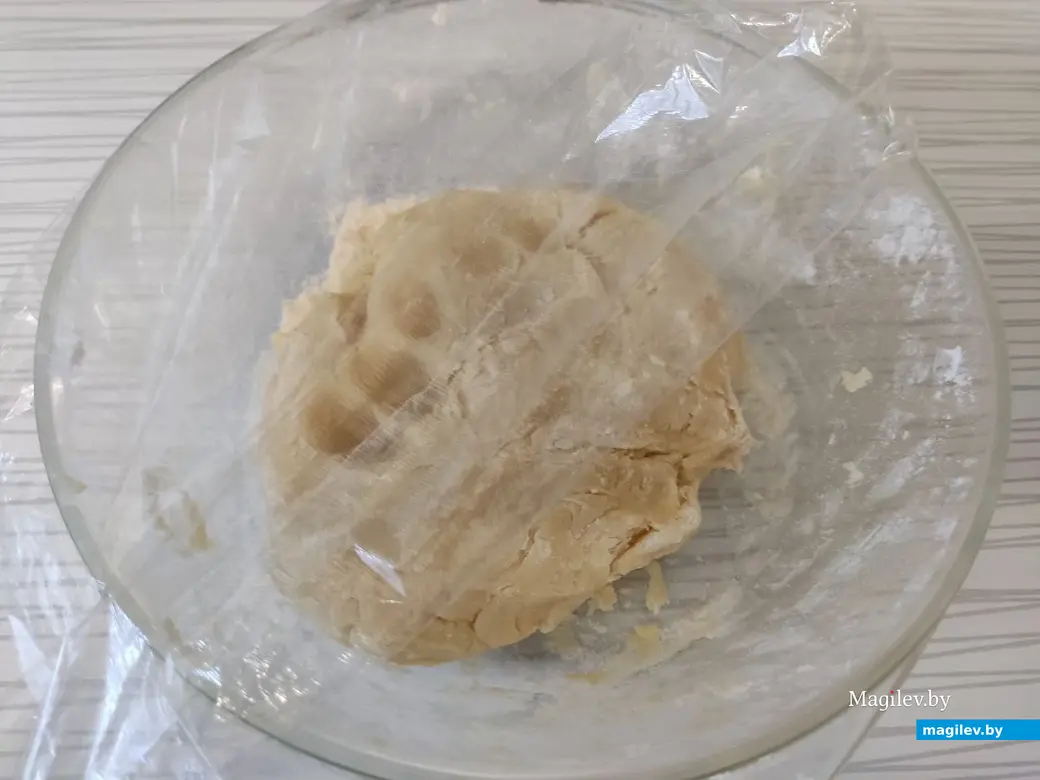 Соберите тесто в ком и отправьте на час в холодильник