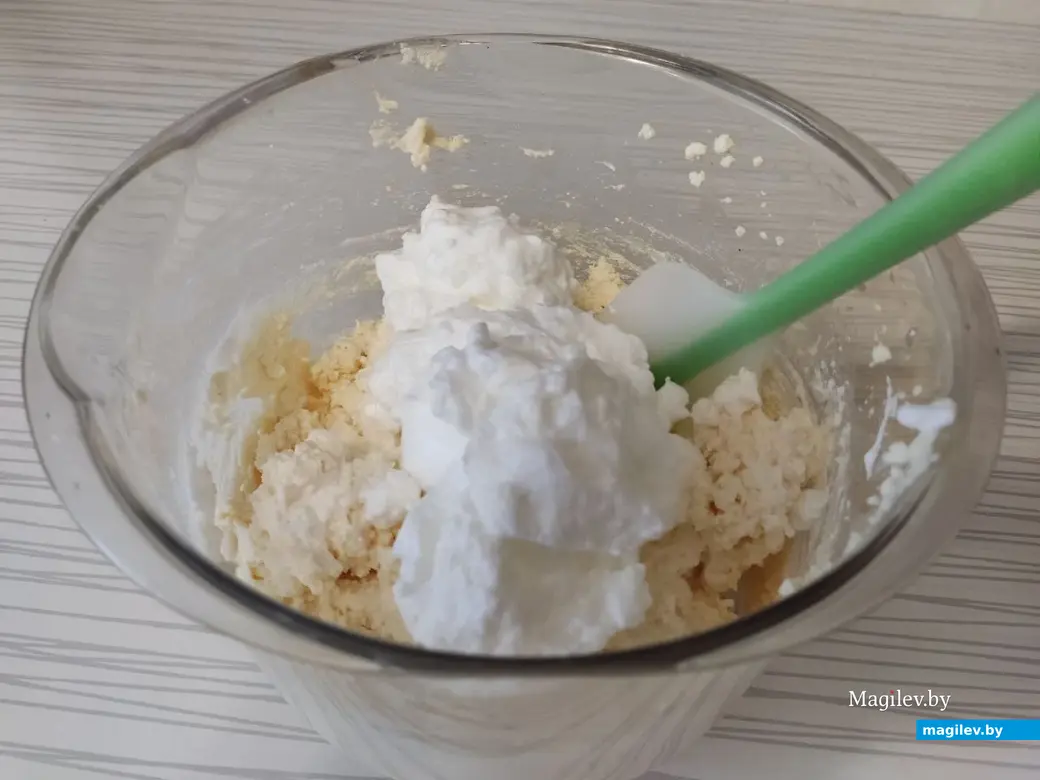 Аккуратно ввести в творожную массу взбитые белки