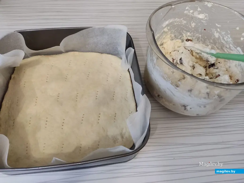 Достать форму из духовки и выложить на основу начинку