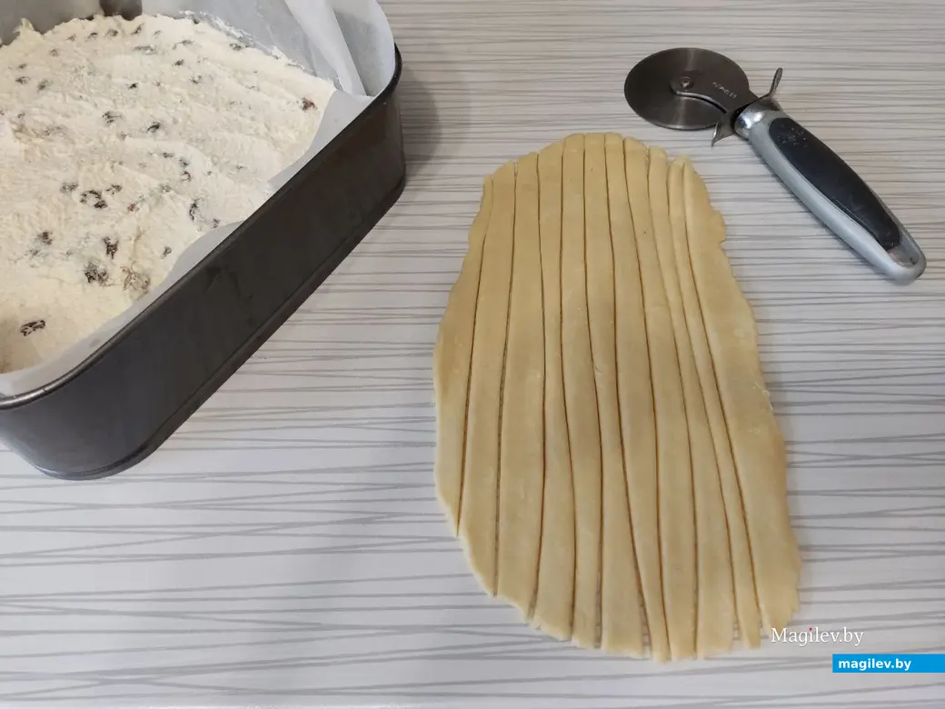 Третью часть теста раскатать в пласт и нарезать полосками