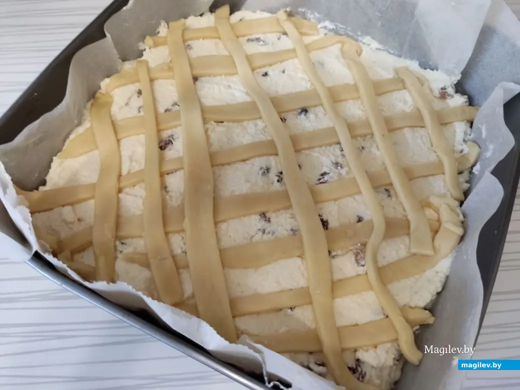 Разложить полоски теста на верх пирога сеточкой