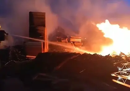 В Борисове сгорело 100 кубов пиломатериалов, ангар и погрузчик