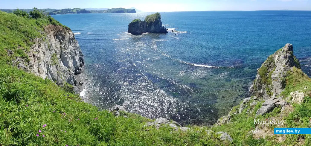 Рядом с песчаным пляжами идут скалистые, в Приморском крае около 1500 км береговой линии.