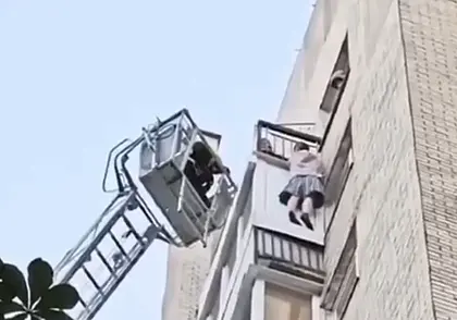 В Минске мужчина повис на балконе девятого этажа, его спасали МЧС и милиция (видео)