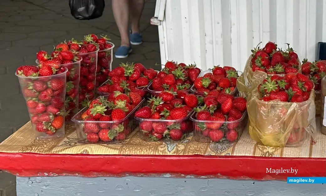 Клубника выгляди очень аппетитно, жаль, что цена не указана. Бобруйск, рынок «Центральный», 10.06.2023 г.