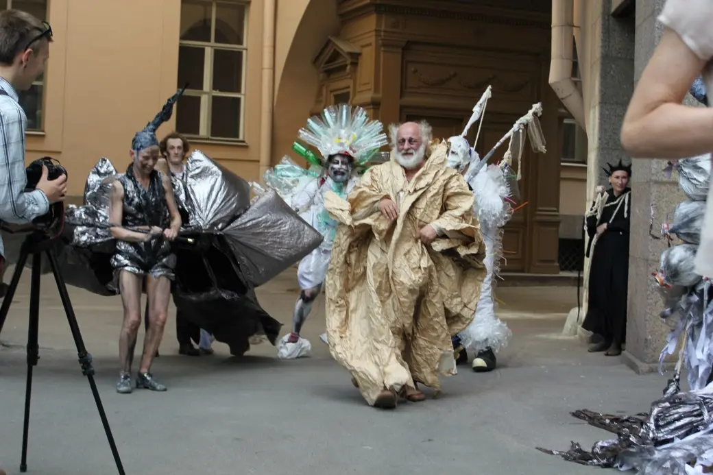 Слава Полунин. За его спиной – Жан Мельников и артисты творческой мастерской «3.14» Уличные перфомансы.