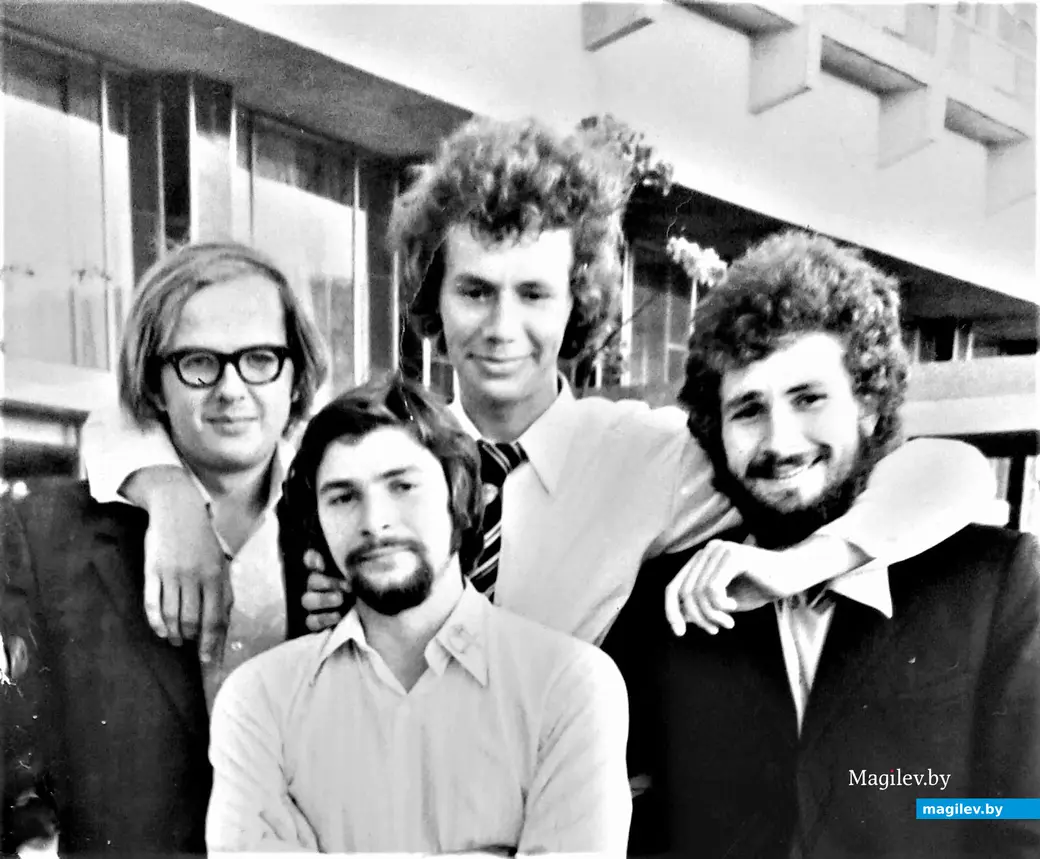 Сергей Петрулин (в белой рубашке и галстуке) с друзьями в день свадьбы с Татьяной. Могилев, 1970-е годы.