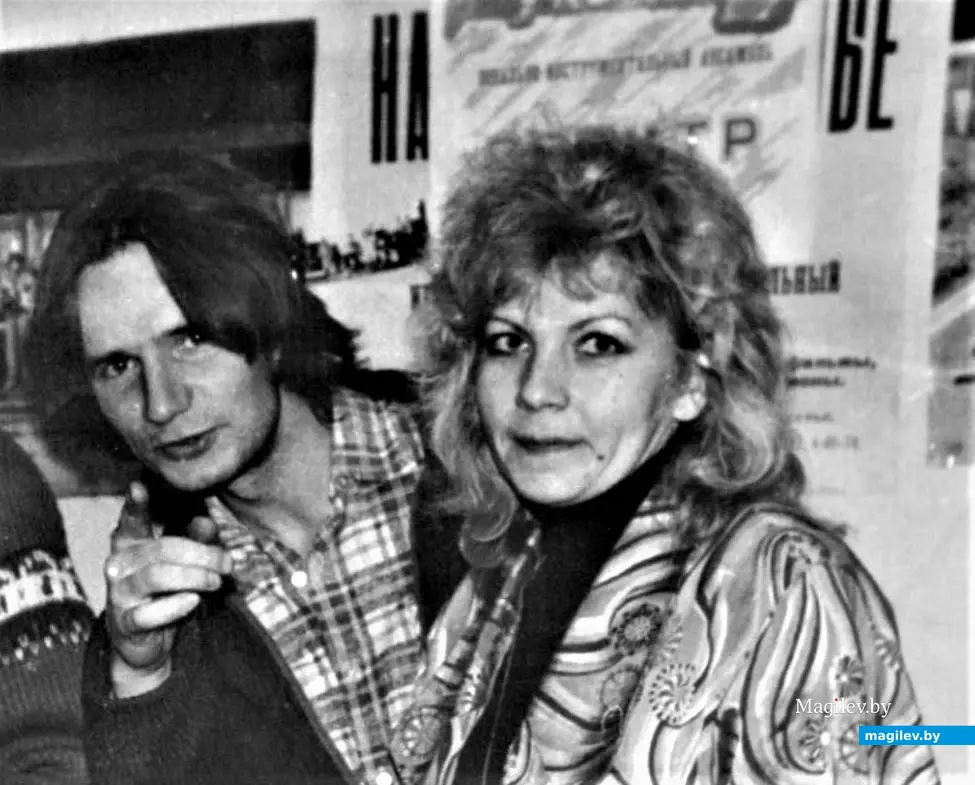 Ирина Дмоховская уже все объяснила музыканту Игорю Беляеву. Могилев, 1990-е годы.