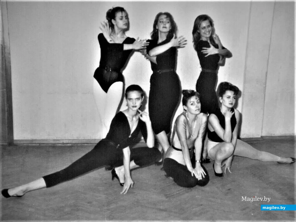 Участницы Театра мод Ирины Дмоховской. Могилев, 1990-е годы.