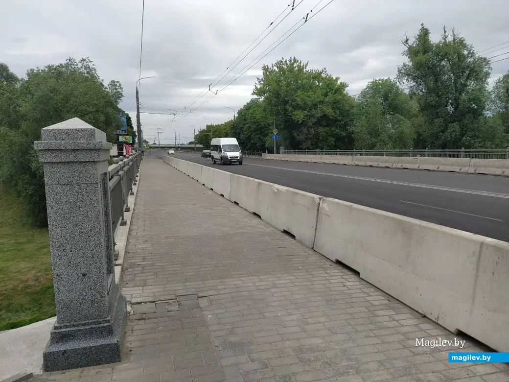 Отремонтированный мост возле Быховского (Могилевского) рынка через реку Дубровенка. Могилев. 13 июня 2023 года.