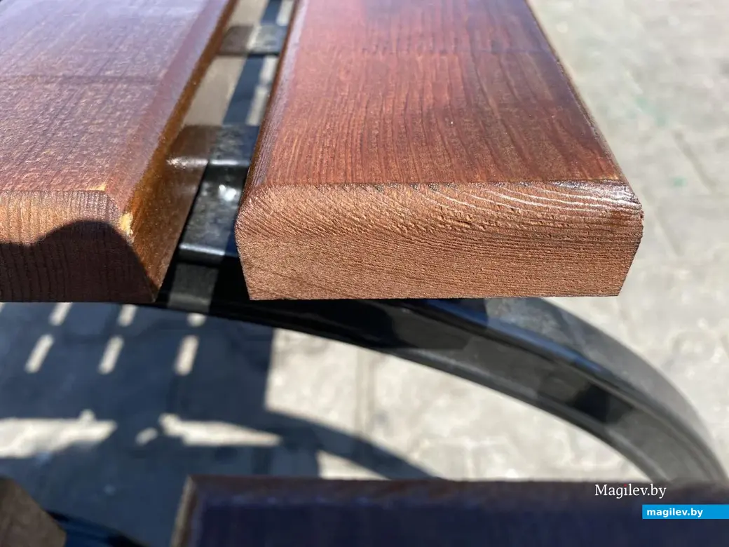 Июнь, 2023 г. Могилев. На автовокзале появились новые лавочки.